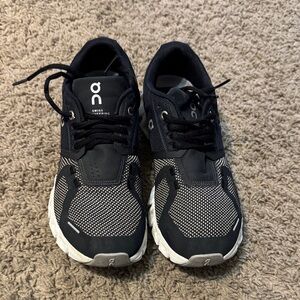 On cloud Running Black and Gray Athletic Shoes used 7.5